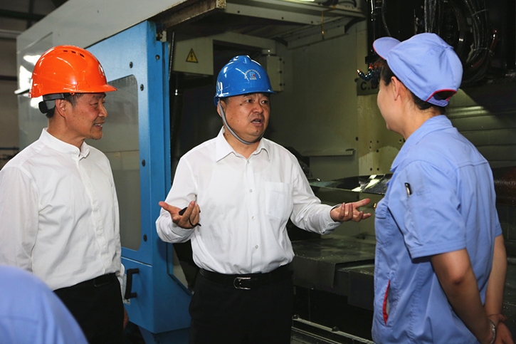 郝鹏与JDB电子集团一线出产人员深刻互换